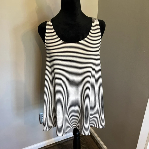 Massini small black and white‎ striped scoop neck tank top. - Picture 1 of 2